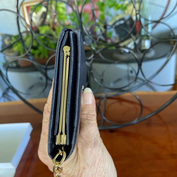 Givency Beautiful Leather Wallet with Box,Dustbag and paperwork - Picture 7 of 16